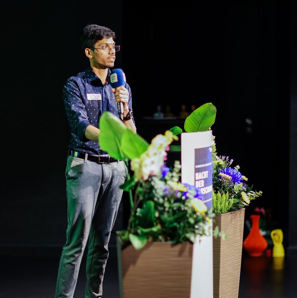 Eine Person die gerade ihren Pitch hält.