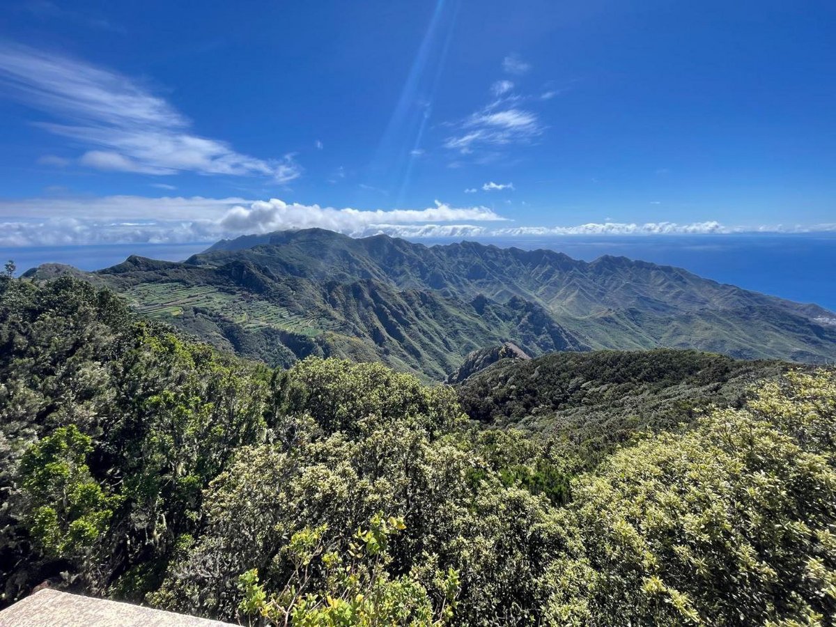 Wandern auf den Kanarischen Inseln erweitert den Horizont Bergland bei Sonnenschein