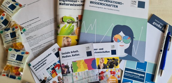 Verschiedenes Informationsmaterial der Hochschule Merseburg (Flyer, Gummibären, Broschüren etc.)