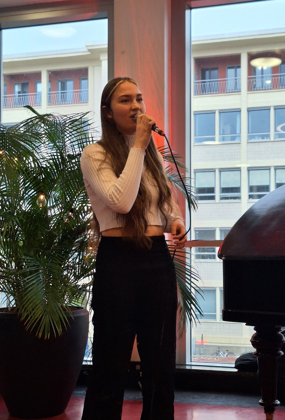 Campusweihnacht 21 Person die singt