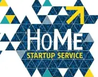 Logo HoMe Startup Service auf blauem Mosaikhintergrund.