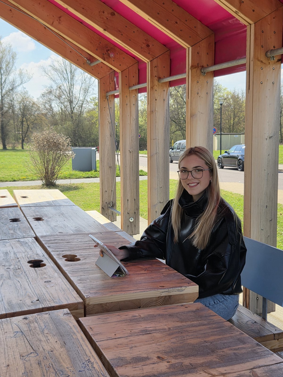 Person an einem Tisch