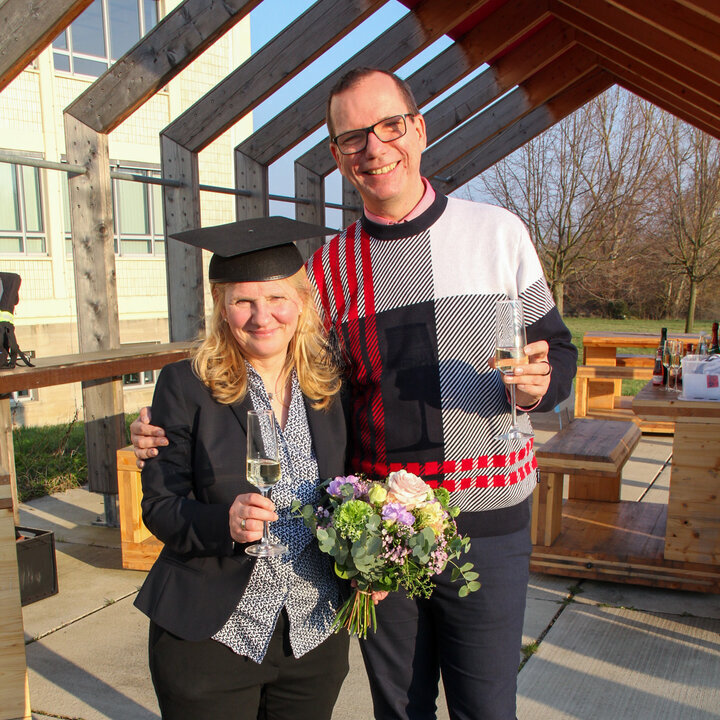 Zwei Personen freuen sich