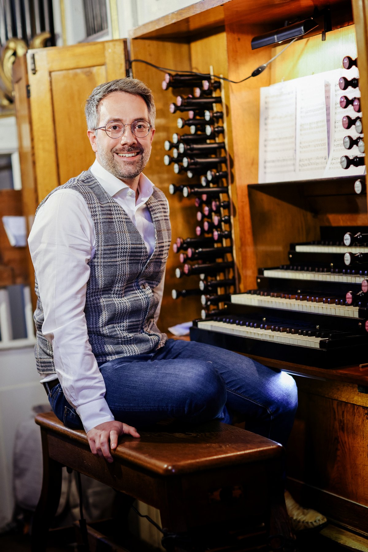 Person an Orgel