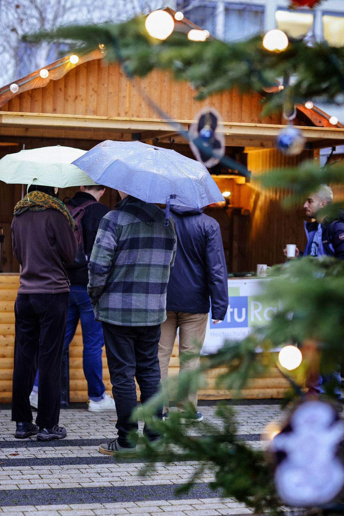 Campusweihnacht Bild 10 Bild außen Weihnachtshütte und Regenschirm
