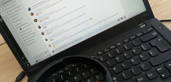 Laptop mit Chatprogramm