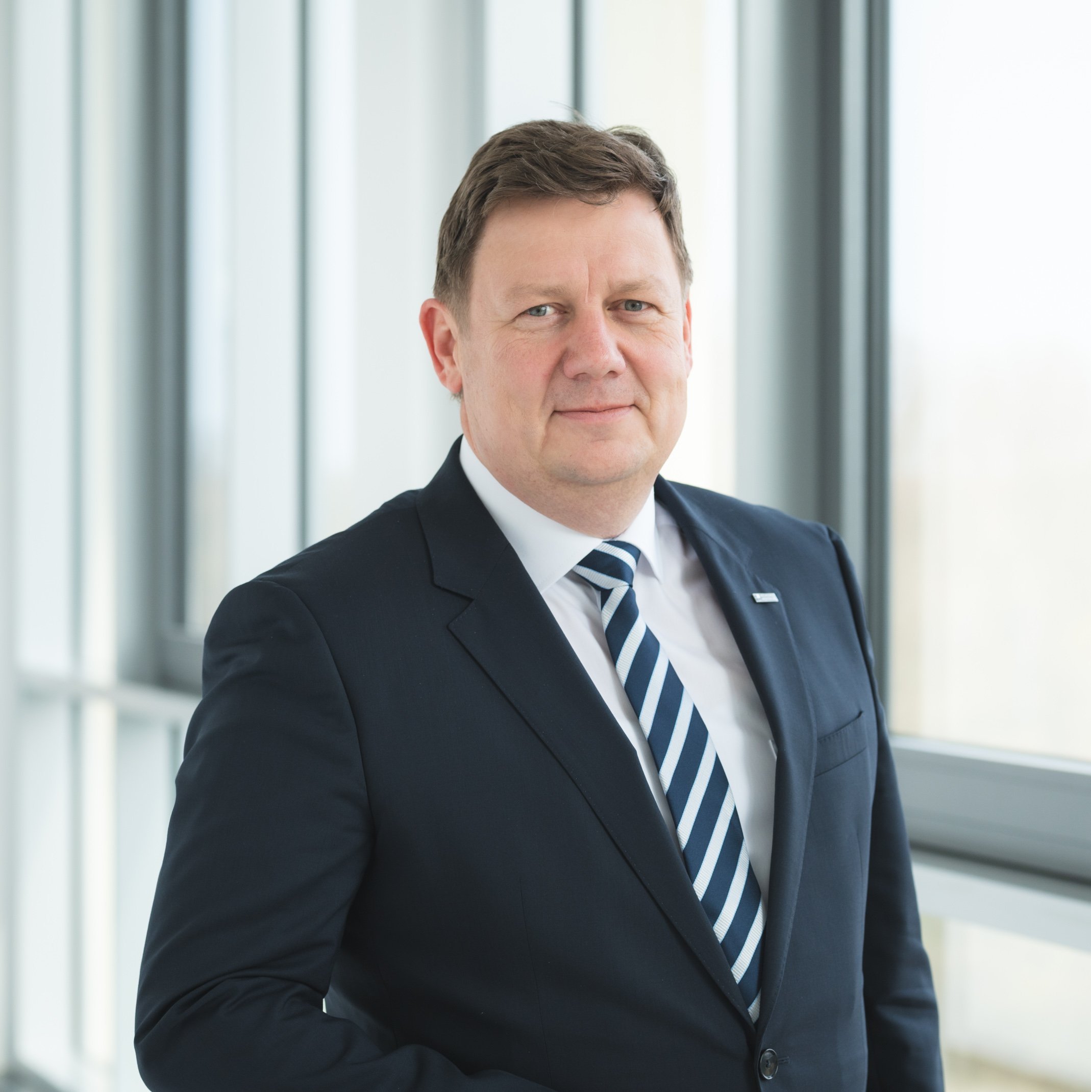 Person vor einer Fensterreihe