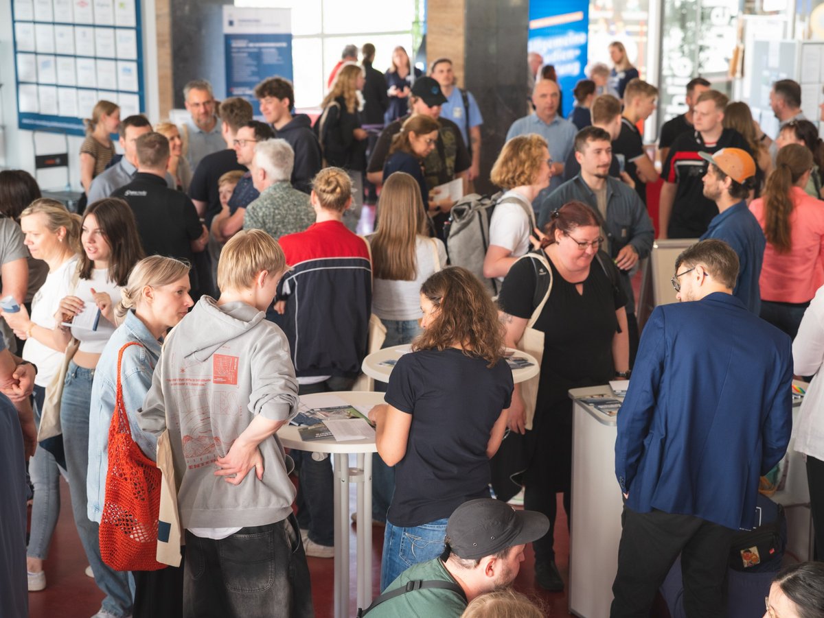 Viele Personen im Inneren eines Gebäudes