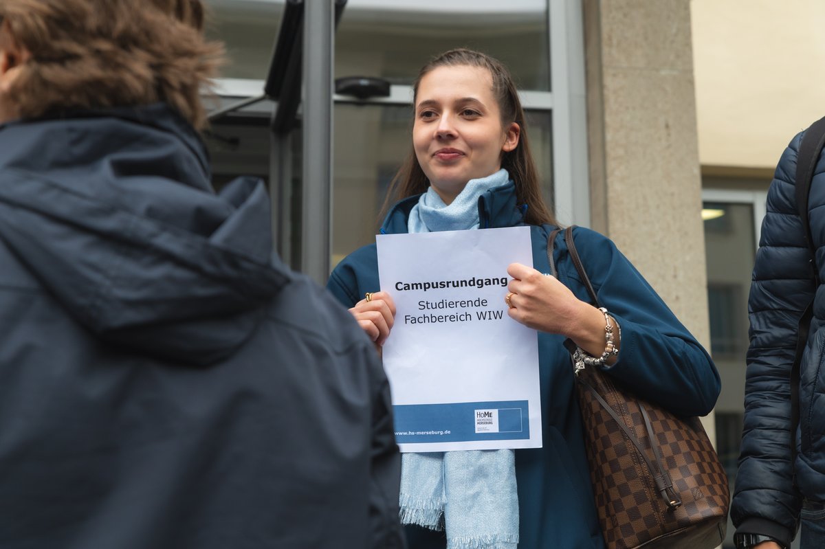 Person hält A4-Blatt mit Aufschrift hoch