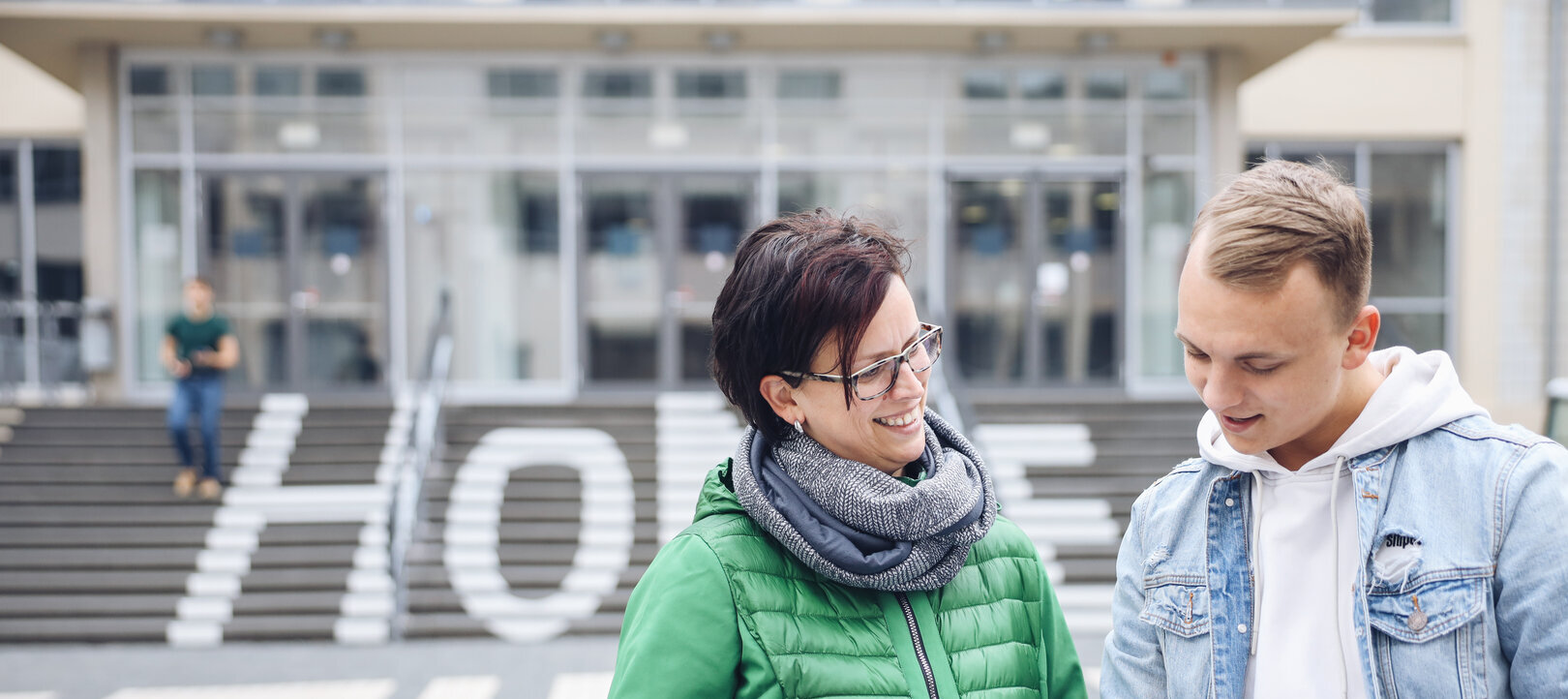 Mutter und Sohn informieren sich auf dem Campus der Hochschule Merseburg