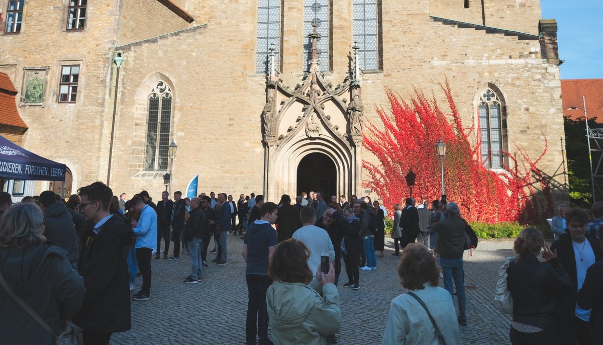 Menschen auf dem Domplatz in Merseburg.