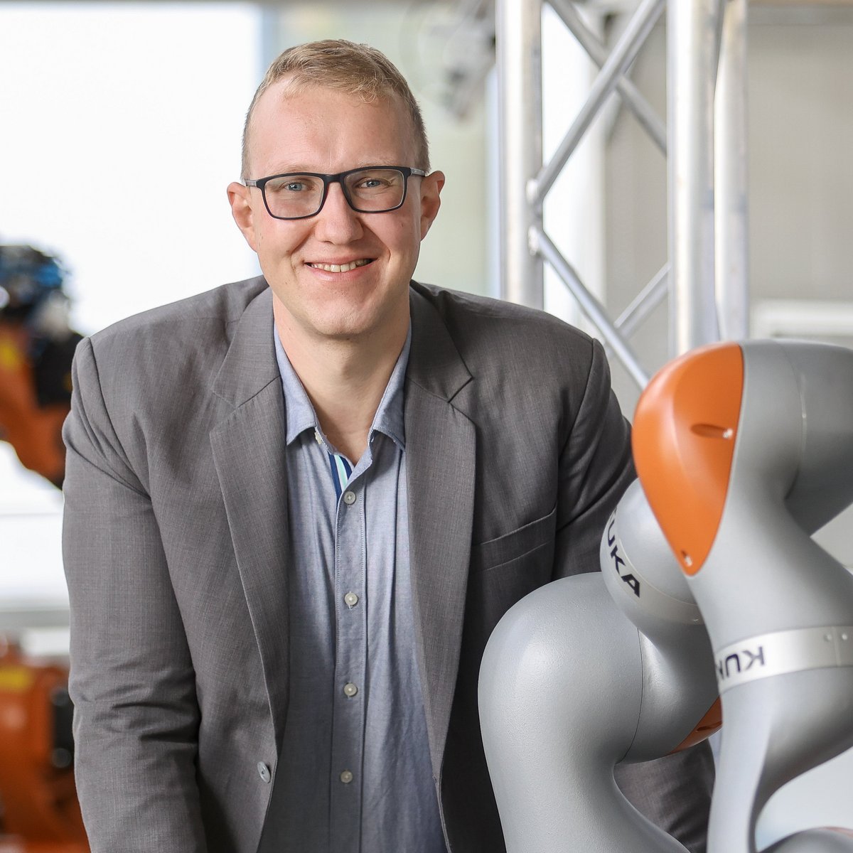 Es wird Prof. Lang gezeigt, Sebastian Lang ist Professor für KI-Anwendung in Produktion und Logistik.
