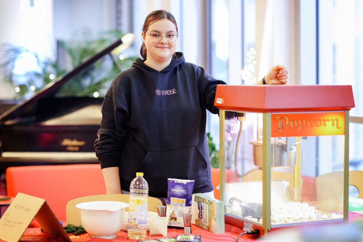 Person mit Popcornmaschine