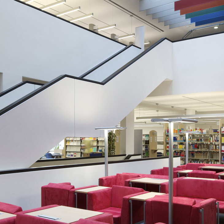 Bibliotheksbereich mit roten Sofas 