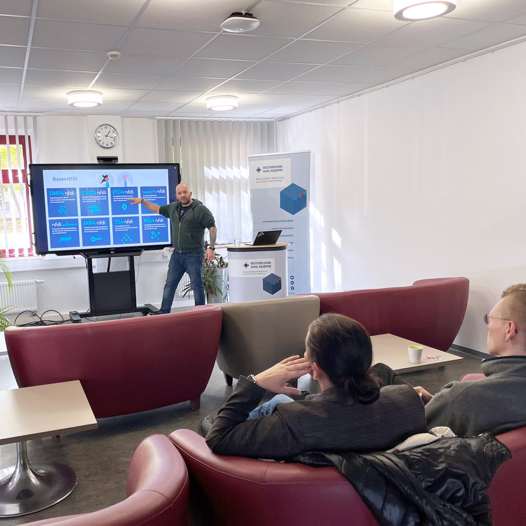 Der Referent Dr. Martin Reinhardt hält seinen Vortrag.