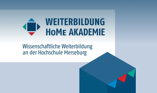 Schriftzug Weiterbildung/HoMe-Akademie auf blau-weißem Hintergrund mit dunkelblauem Würfel im Vordergrund.