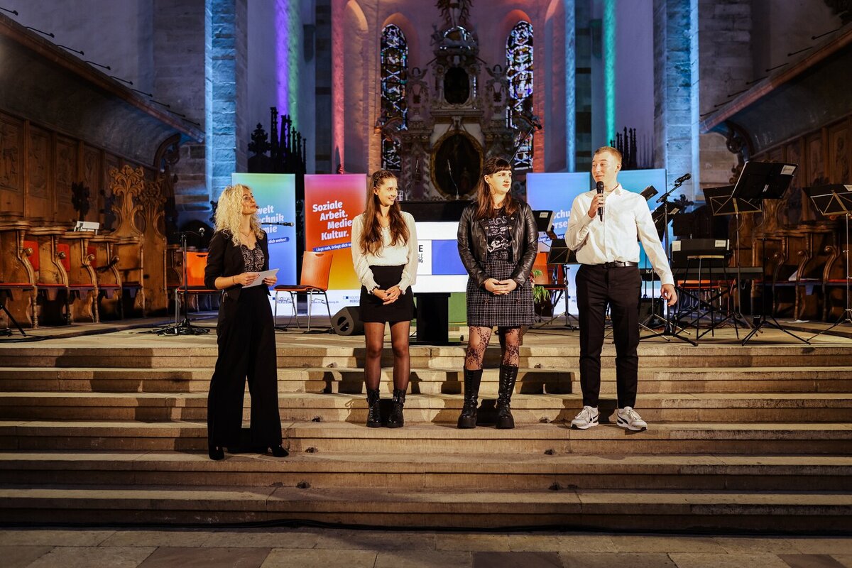 4 Personen auf der Treppe im Dom Merseburg