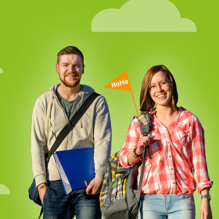 2 Studierende vor grünem Hintergrund