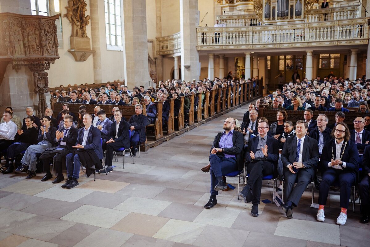 Viele Personen im Dom Merseburg