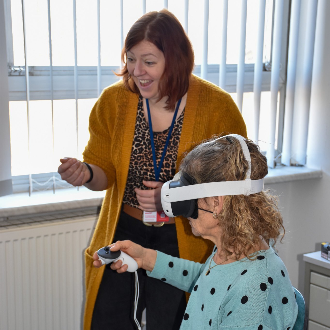 2 Personen beim Ausprobieren einer VR-Brille