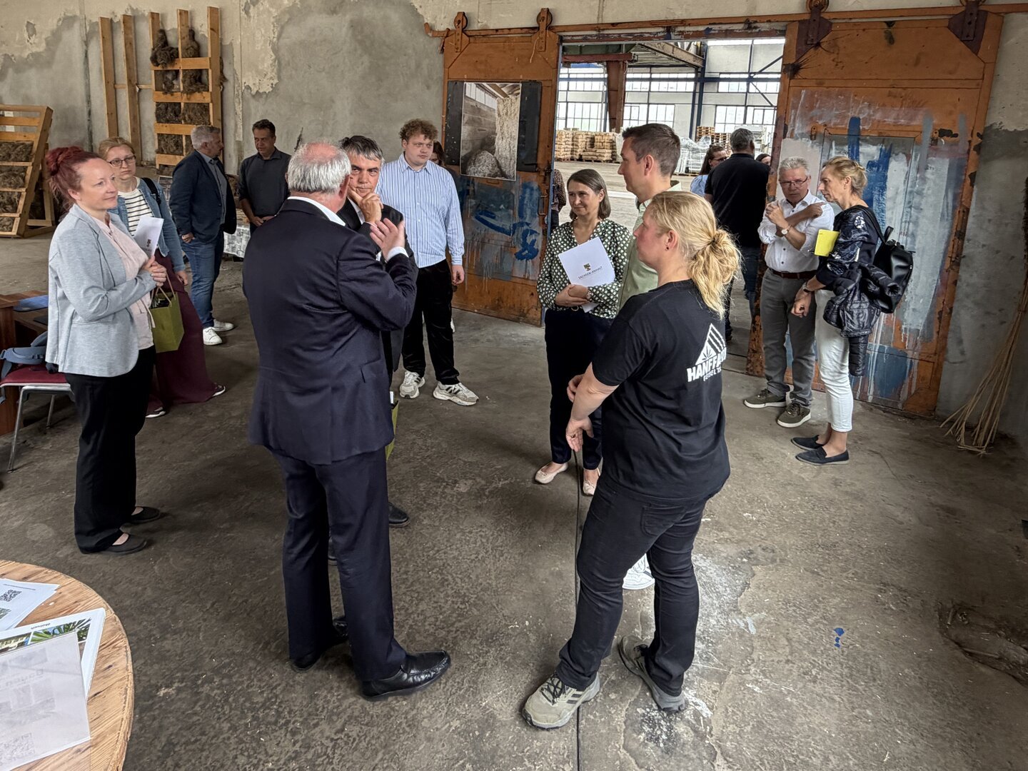 Im Anschluss der Übergabe haben sich die Beteiligten in den Räumlichkeiten der Hanffaser Geiseltal eG Gruppenfoto