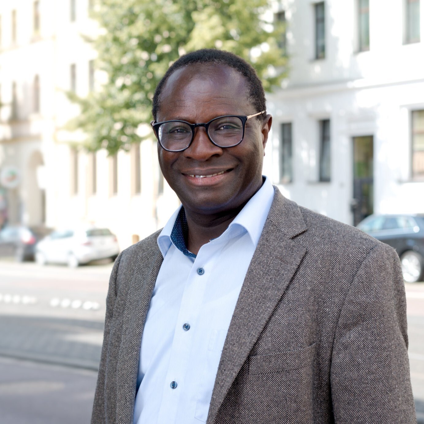 Dr. Karamba Diaby lacht in die Kamera