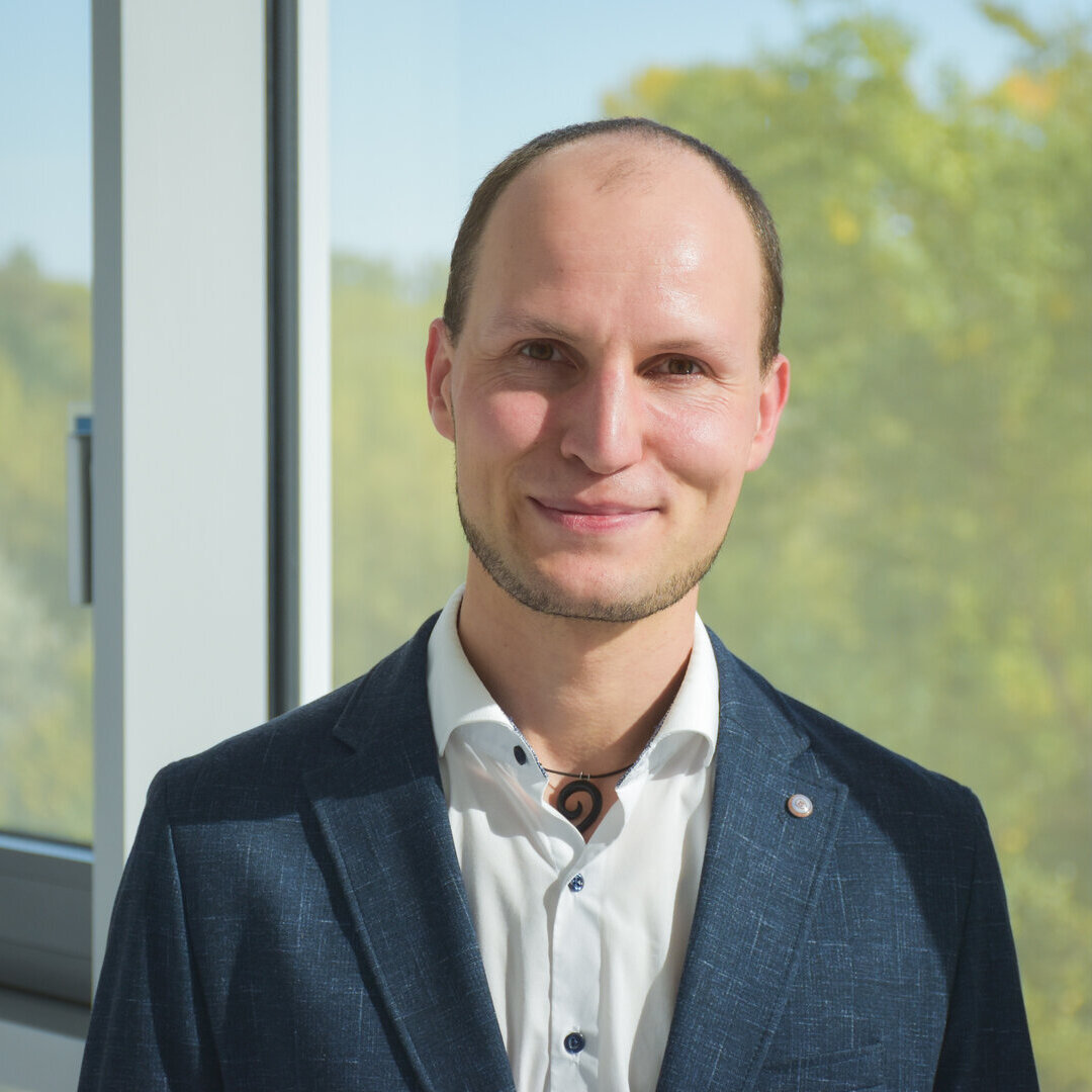 Prof. Dr. Frank Nussbaum hat zum Wintersemester 2026/27 die Professur für Angewandte Künstliche Intelligenz an der Hochschule Merseburg übernommen Portraitfoto