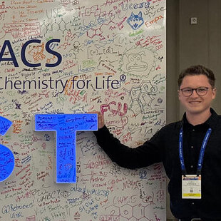 Studierender auf einem Kongress