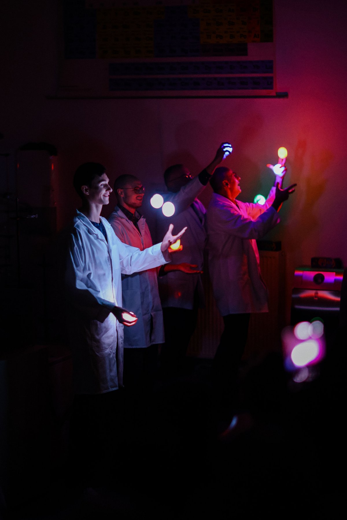 Campusweihnacht 22 Dunkles Bild mit 2 Personen und fliegenden Bällen