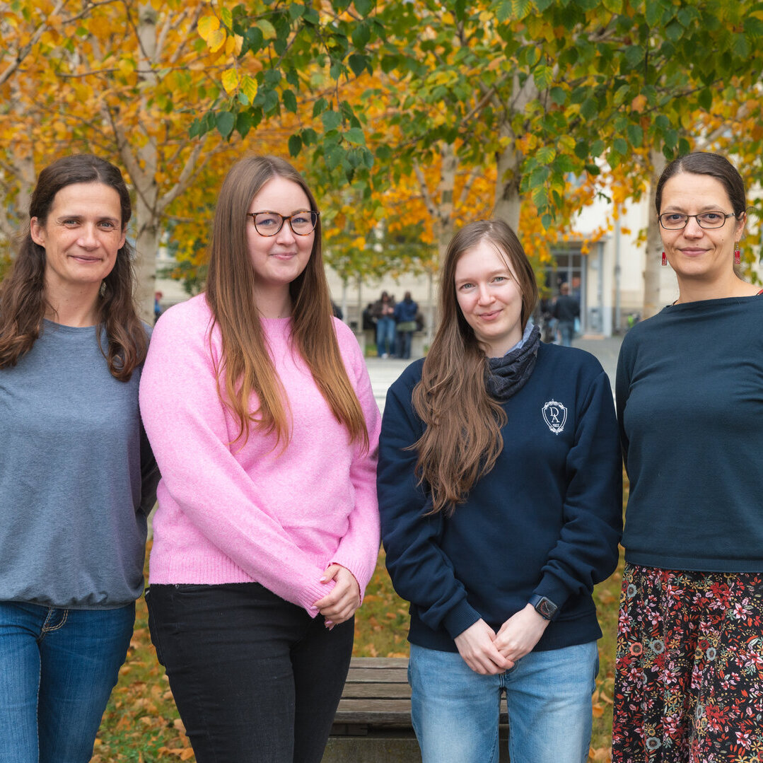 4 Frauen sind für ein Gruppenfoto zusammengekommen