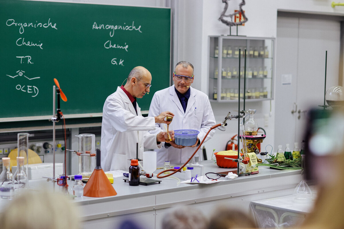 2 Personen im Hörsaal