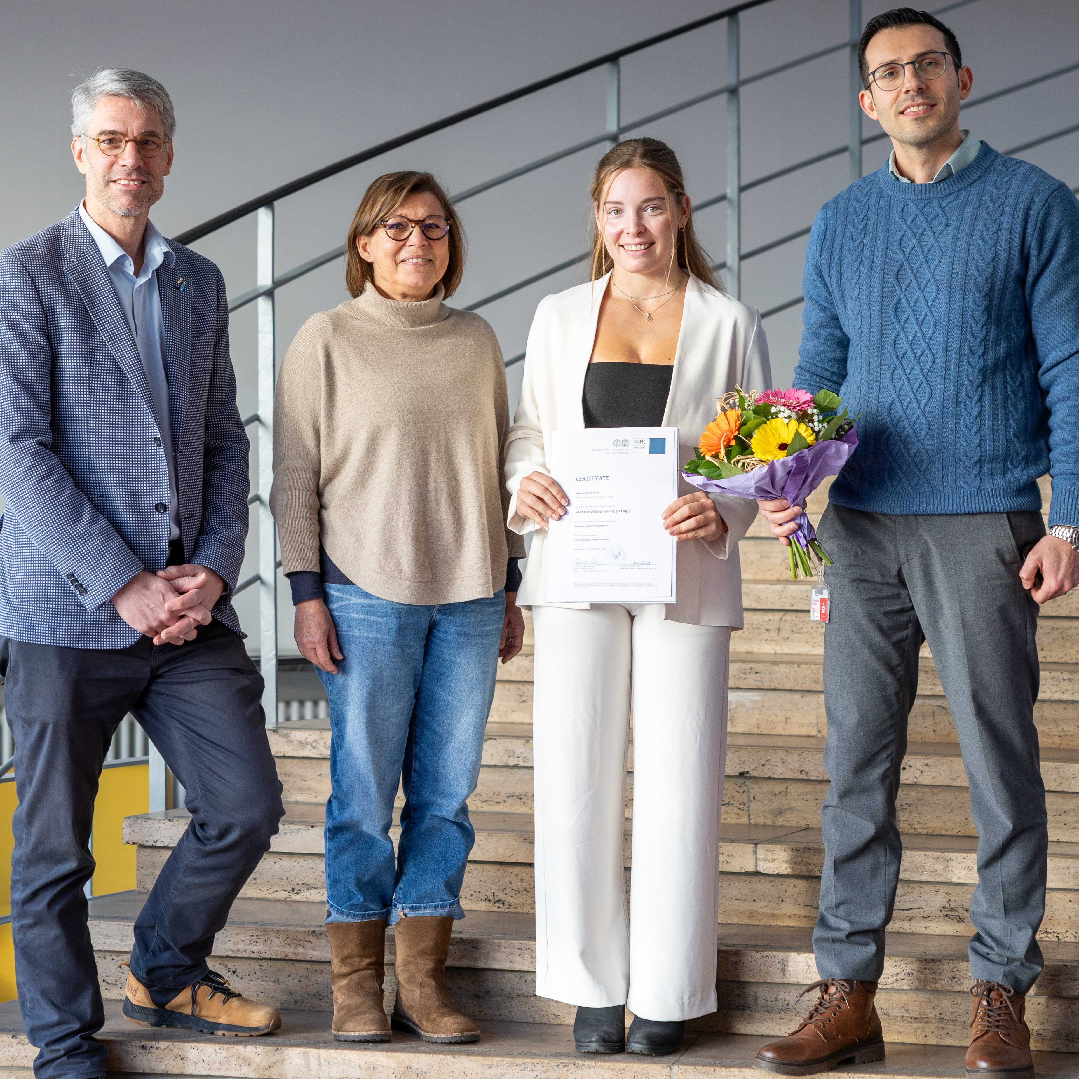 4 Personen stehen nebeneinander aufgereiht