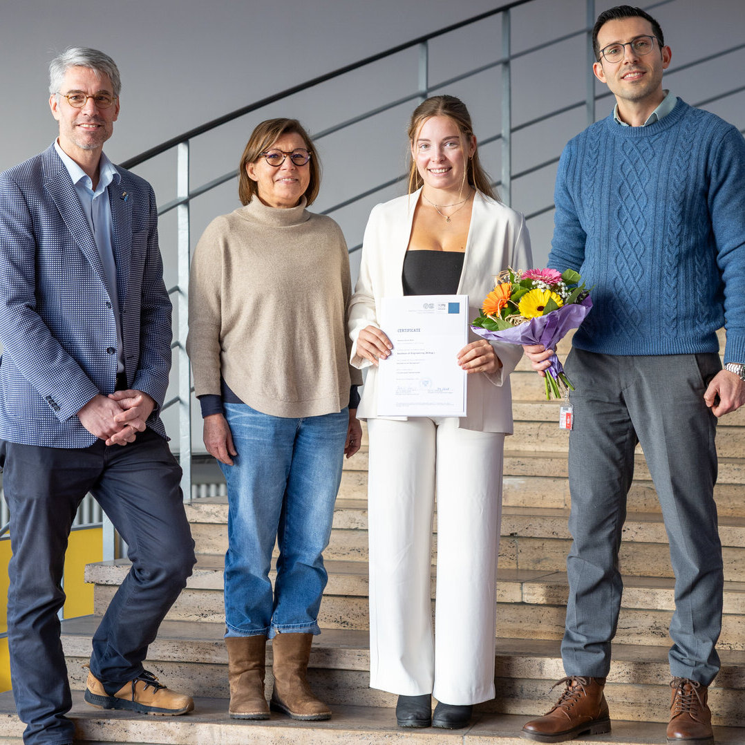 4 Personen stehen nebeneinander aufgereiht