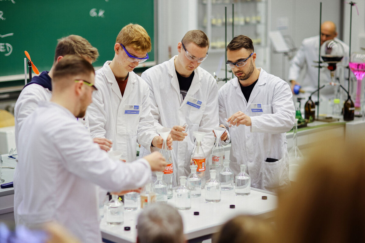 4 Personen im Chemiekittel