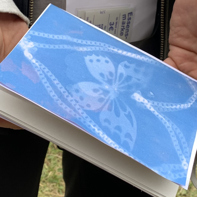 blaues Buch in einer Hand