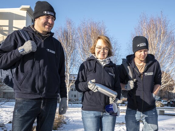 Hochschulshop: Personen mit Gegenständen im Winter