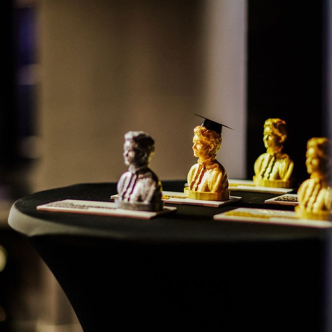 Die 3D gedruckten Forschungspreise, in Gold, Silber und Bronze.