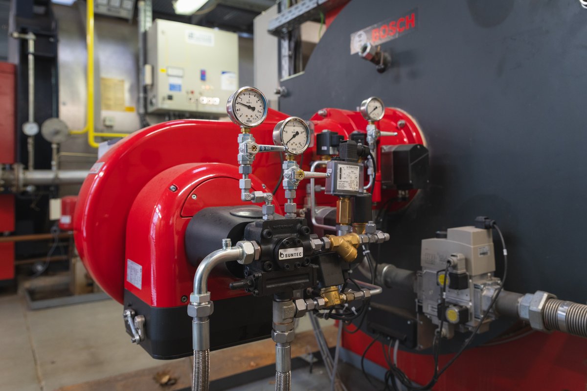 Technische Anlage im Blockheizkraftwerk der Hochschule Merseburg