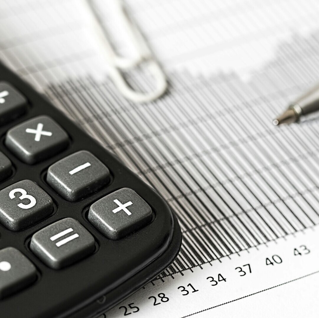 taschenrechner und stift auf dem tisch