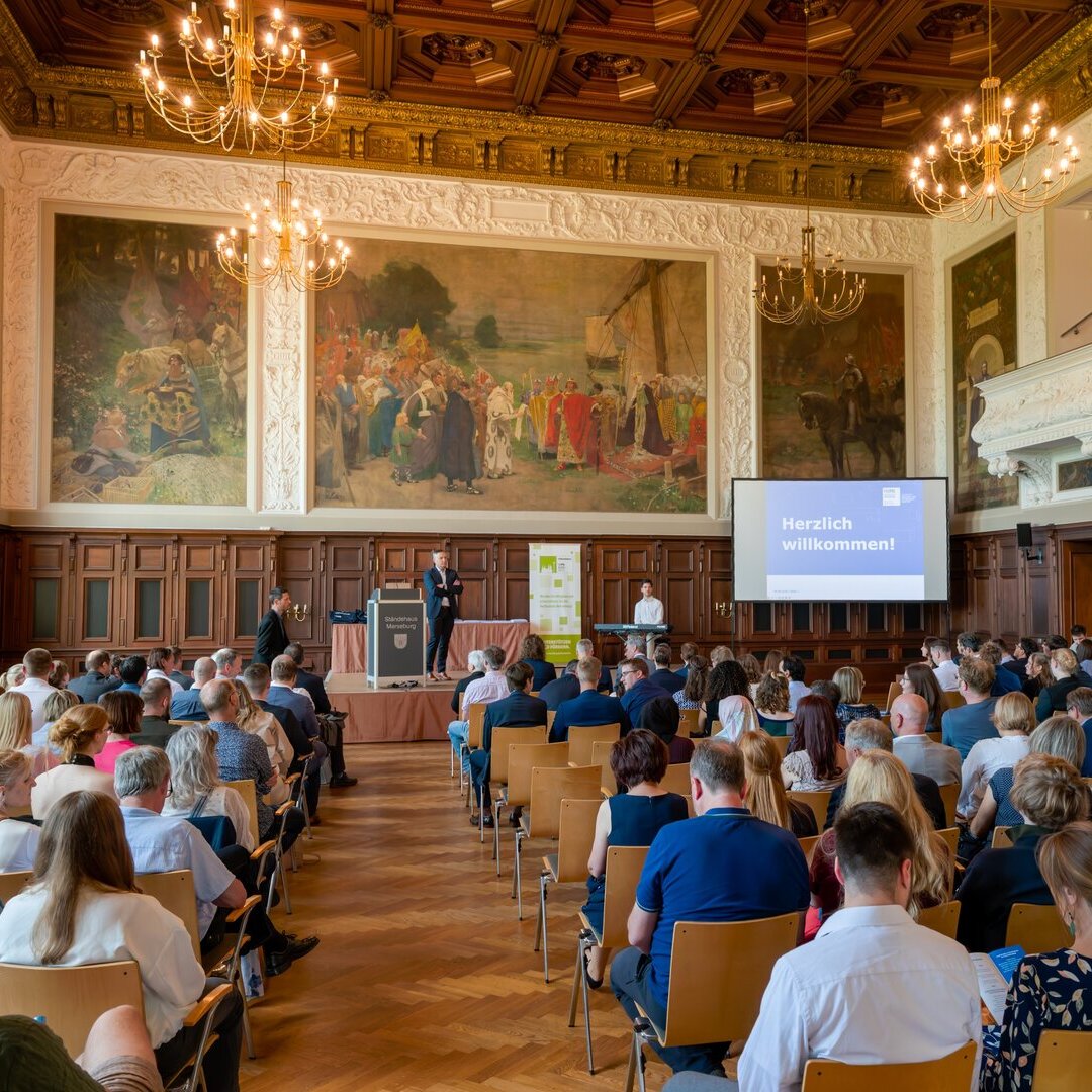 Erfolge feiern, Zukunft gestalten: Absolventenfeier in Merseburg Voll besetzter Saal