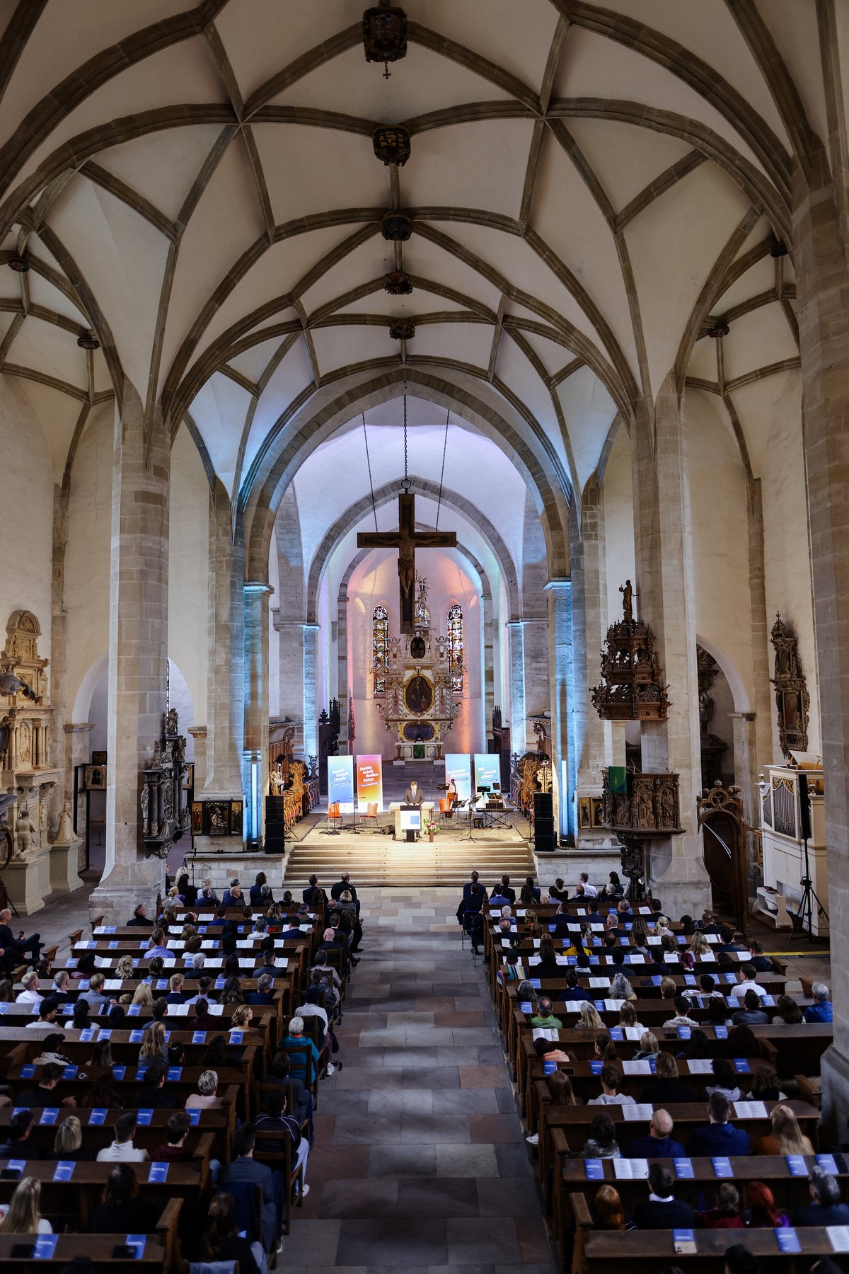 Im Dom Blick auf den Altar von der Empore