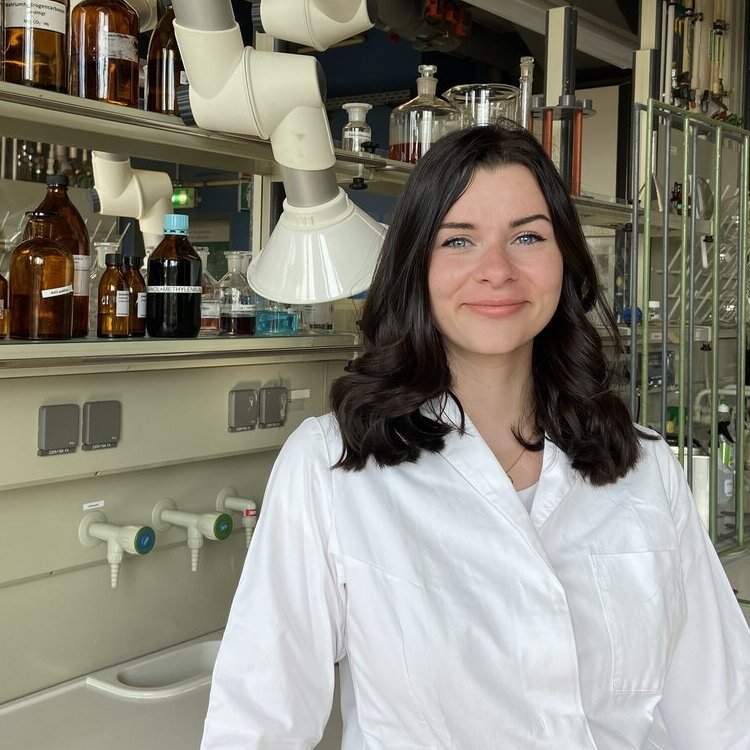 Studierende im Labor