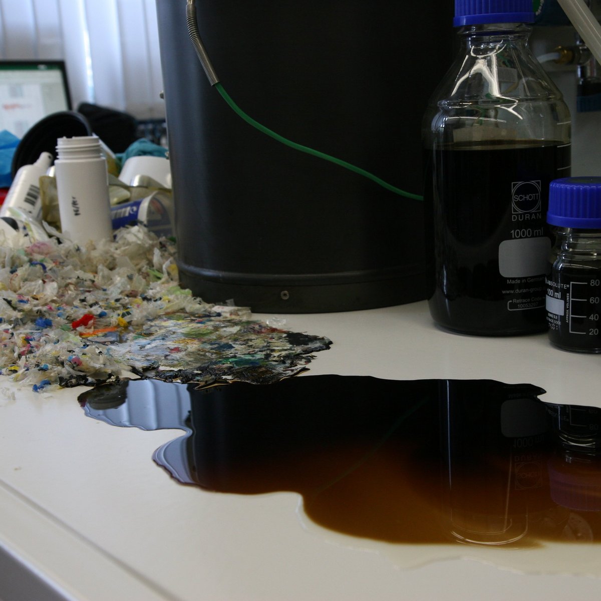 Es wird ein Labortisch gezeigt auf dem eine Flüssigkeit ausgelaufen ist.