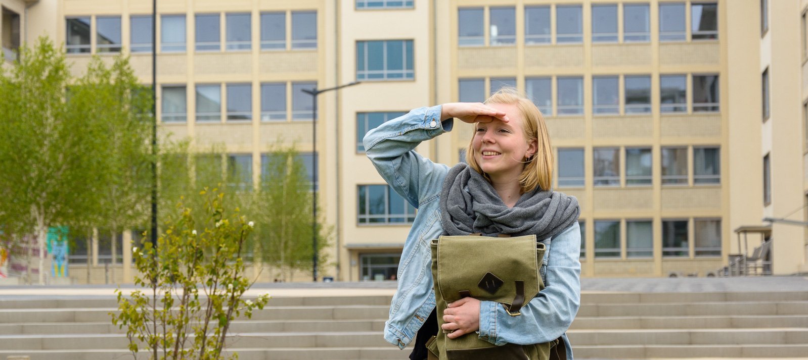 Sarah Christl im Lesegarten der Hochschule Merseburg