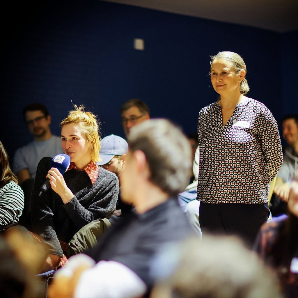 Es wird eine Frage aus dem Publikum gestellt.