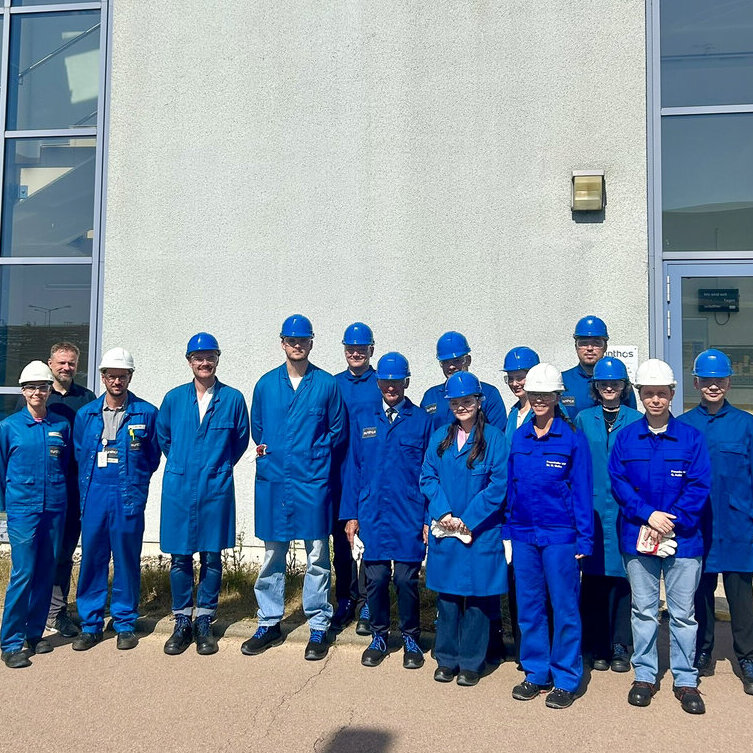 Studierende auf Exkursion bei Synthis Gruppenfoto