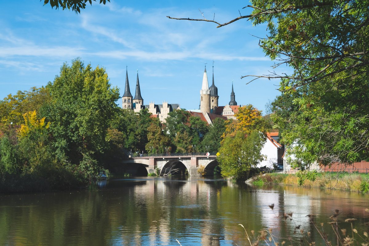 Blick auf Schloss und Dom von Merseburg, im Vordergrund die Saale 