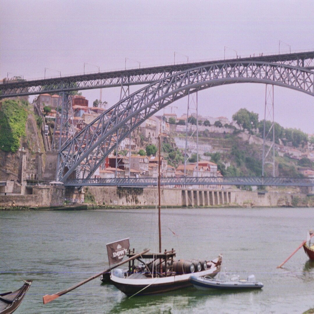 Blick auf Brücke Ponte Luis I in Porto
