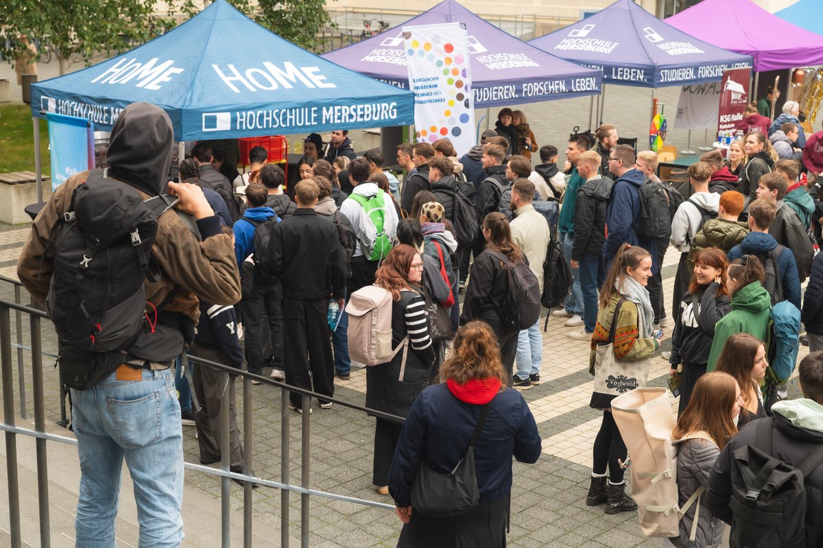 Pavillons auf dem Innenhof mit Personen