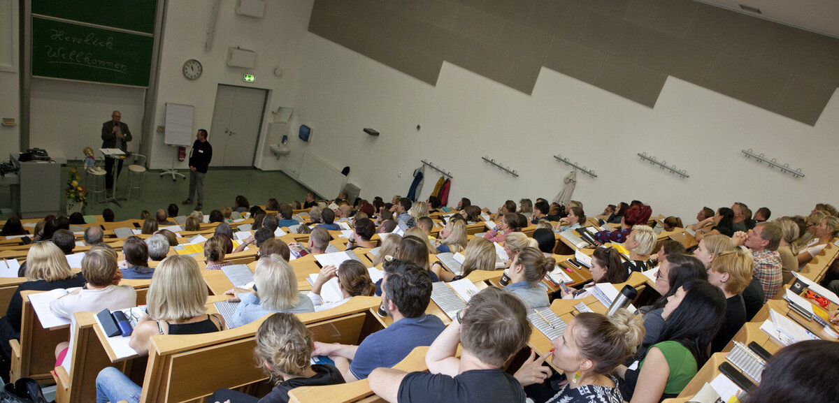 Informationen für Erstsemester Hörsaal mit Studierenden